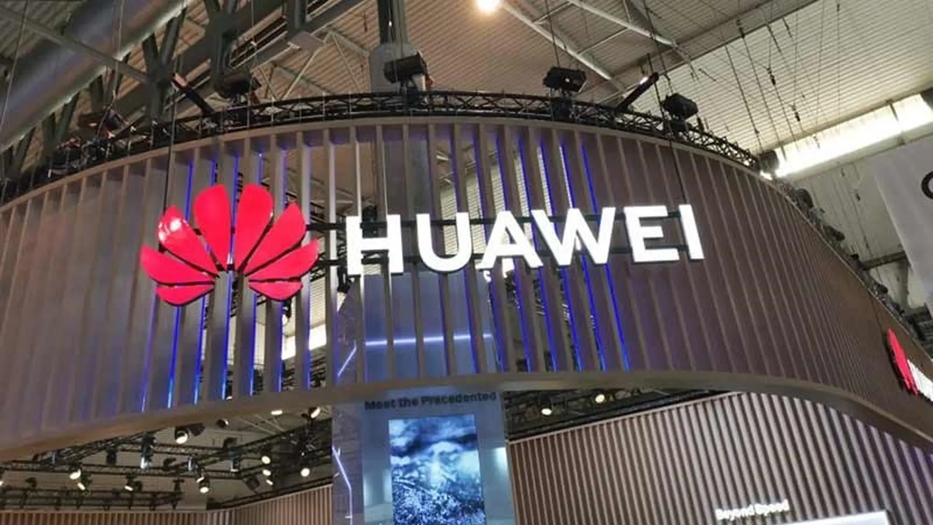 Doanh số điện thoại Huawei tăng 66% tại Trung Quốc khi các đối thủ giảm mạnh