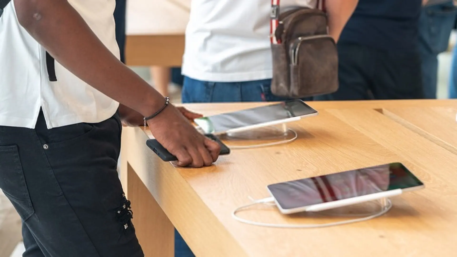 Điều khiển VoiceOver trên iPadOS 13 bằng Magic Keyboard