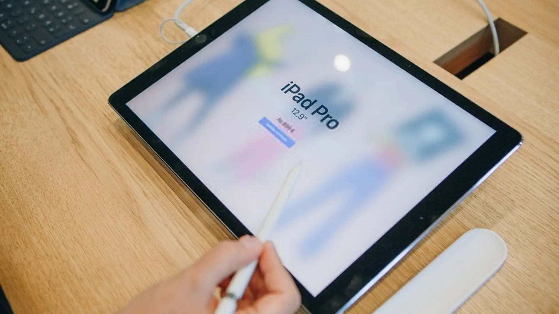 Phóng to các vật thể gần bạn bằng Kính lúp trên iPadOS 13