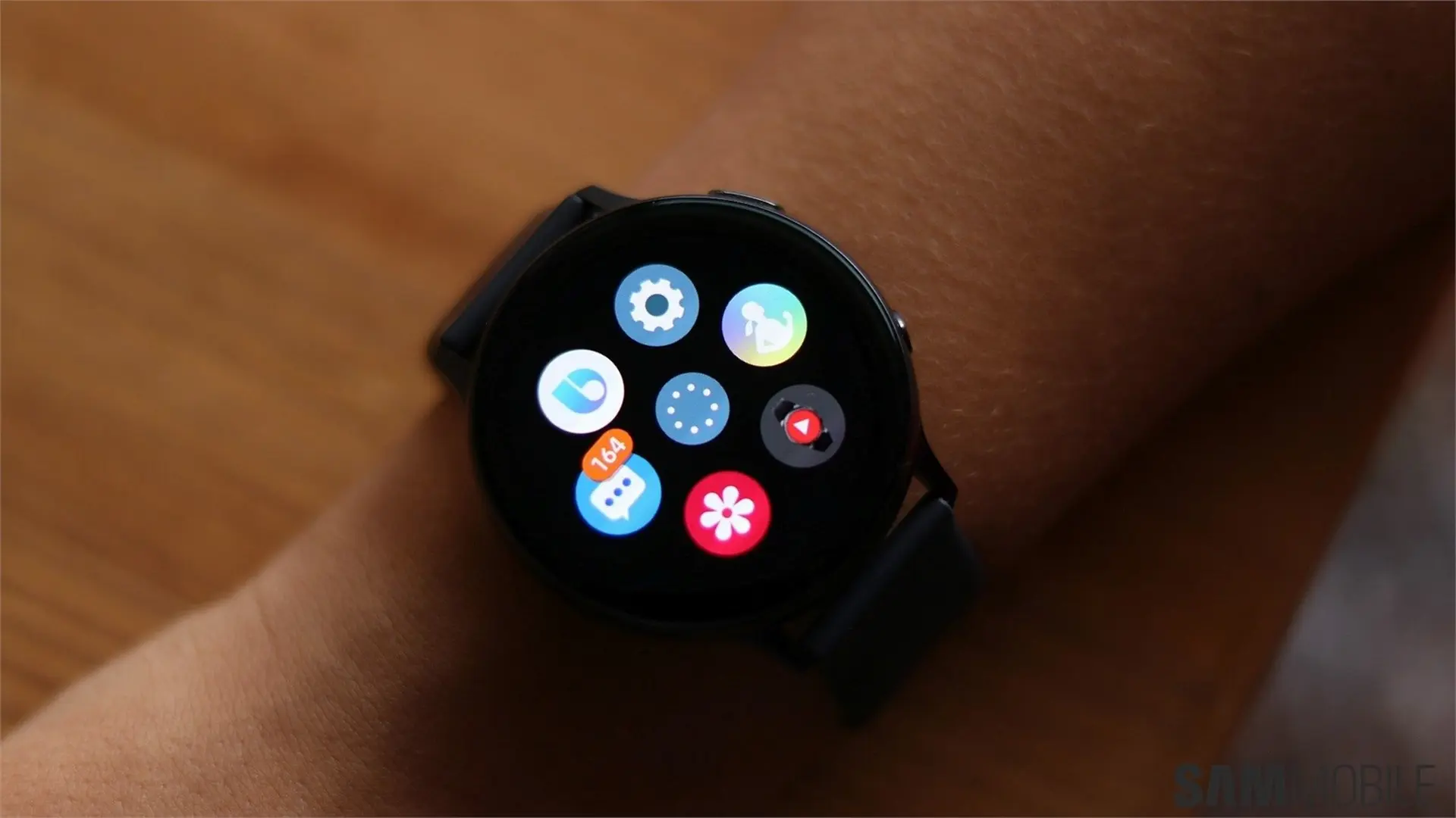 Galaxy Watch Active2 không hỗ trợ các app 'chính chủ' như YouTube, Twitter