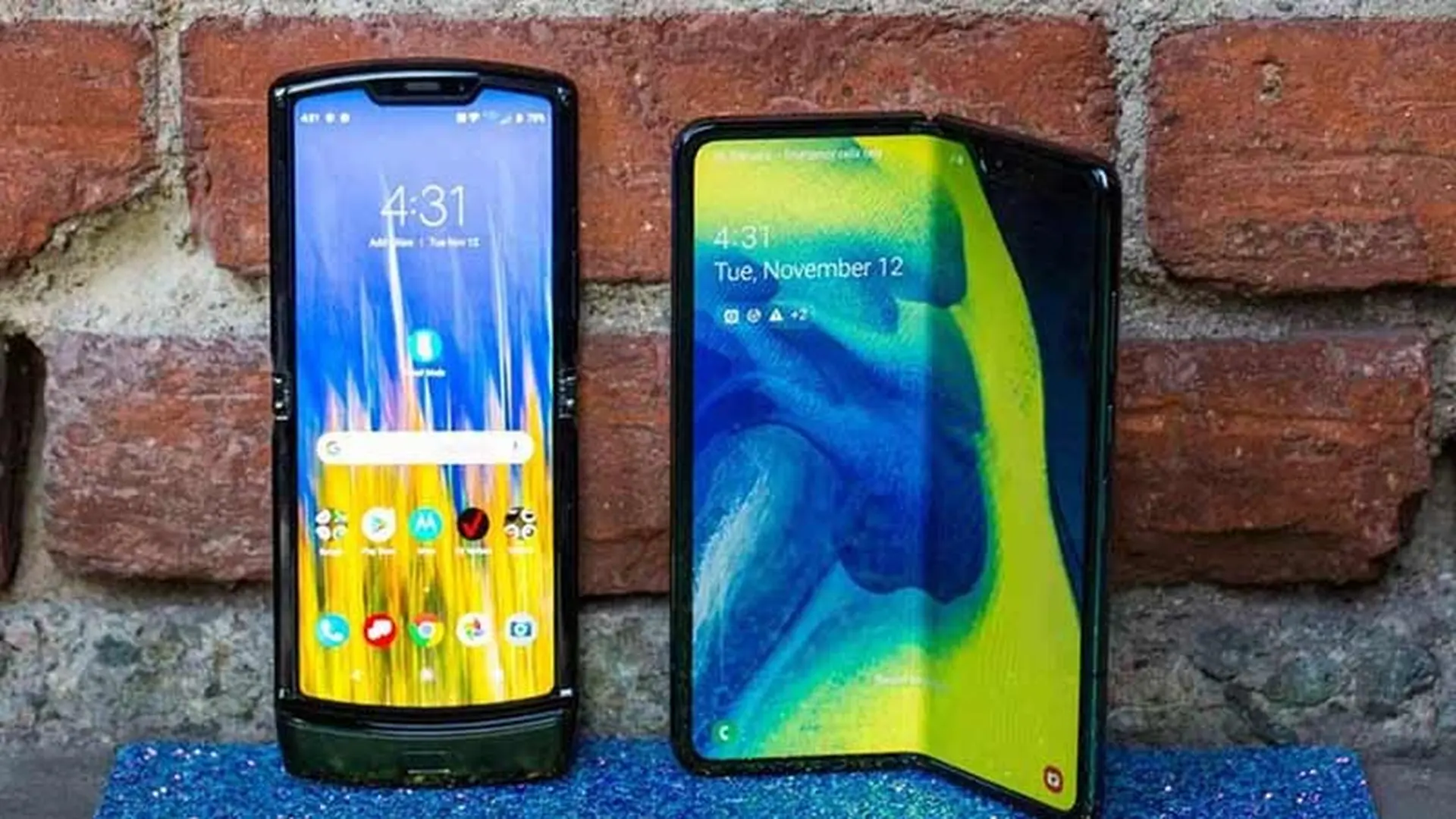 Motorola Razr vs Samsung Galaxy Fold: Trận chiến của màn hình gập