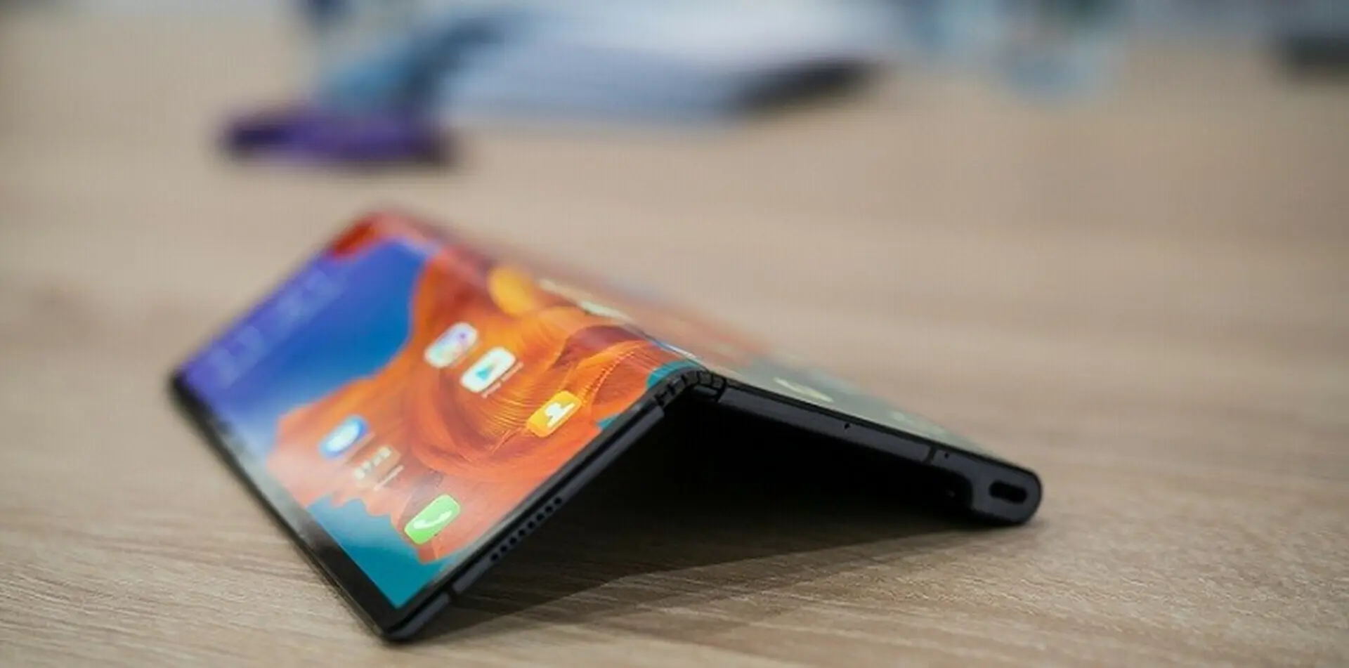 Chuyện lạ: Huawei Mate X cũ bị đội giá lên gấp đôi