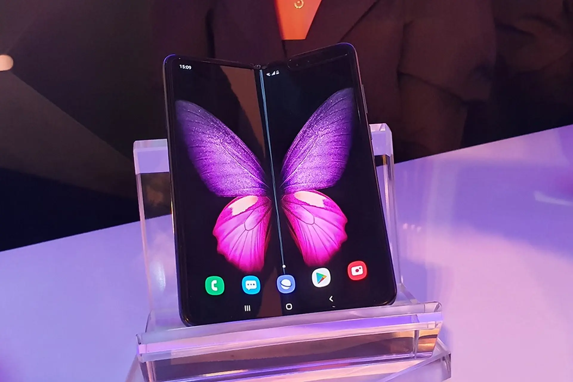 Samsung chính thức ra mắt điện thoại màn hình gập Galaxy Fold tại Việt Nam