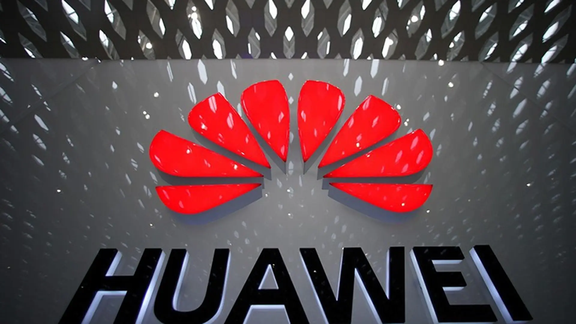 Tài khoản Twitter của Huawei bất ngờ đăng bài công khai xúc phạm Apple