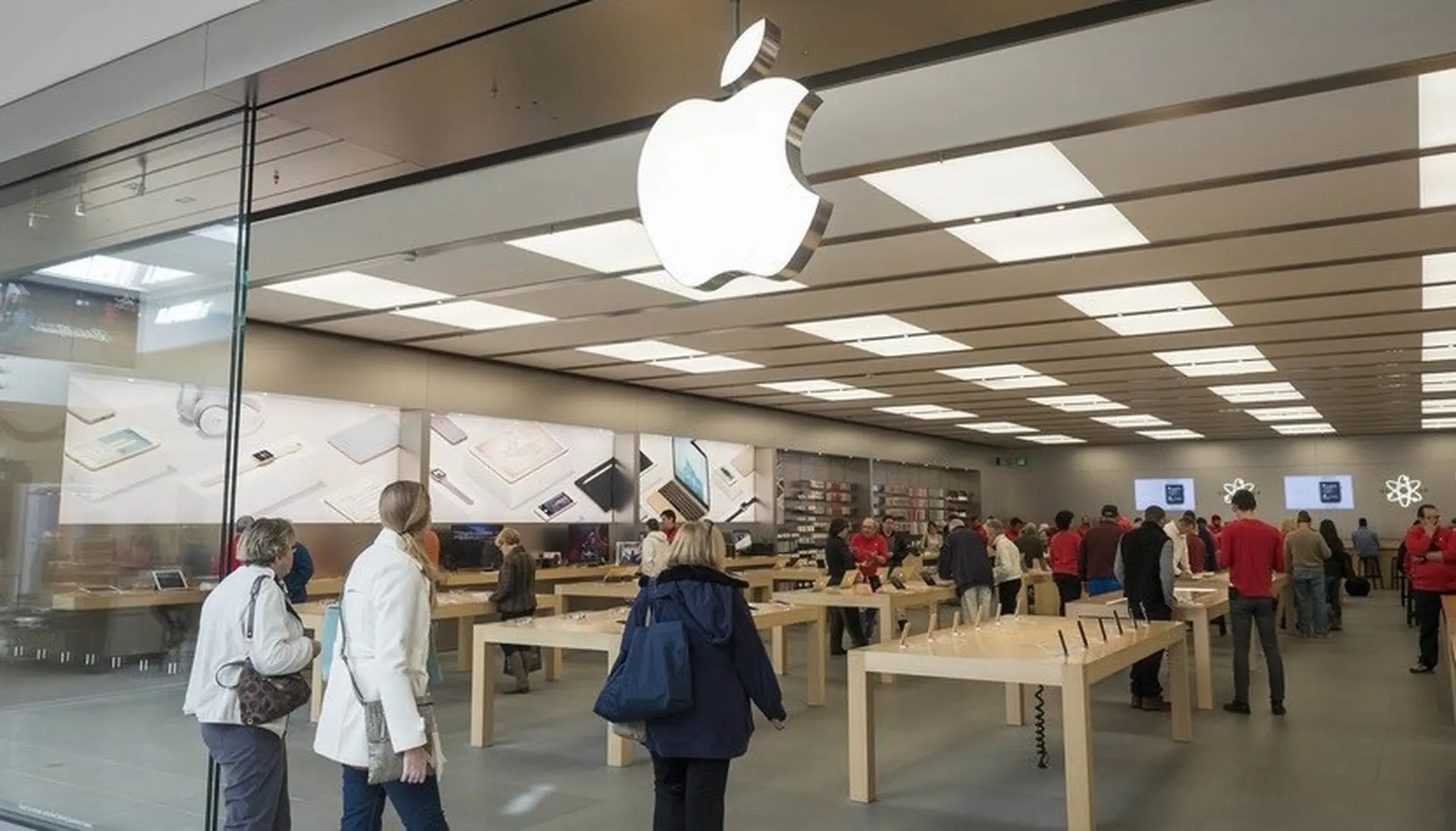 Nhân viên Apple bị đuổi việc sau khi đánh cắp ảnh từ điện thoại của phụ nữ