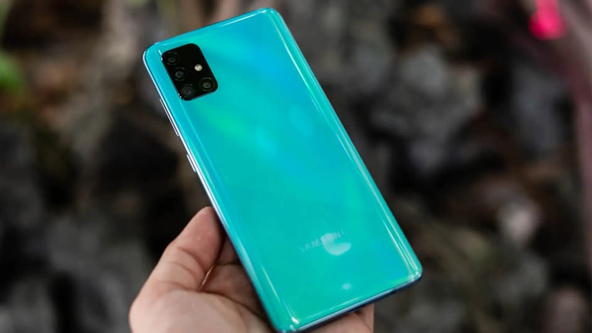Trên tay Samsung Galaxy A51: Màn hình đẹp như Note 10, 4 camera, giá hấp dẫn