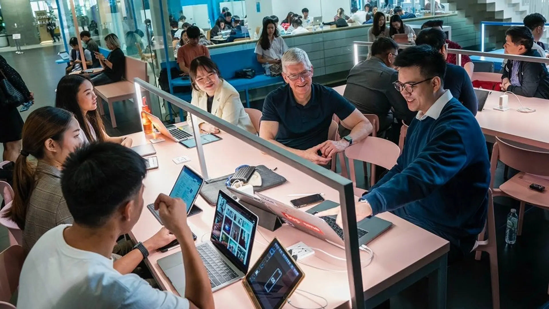 Tim Cook đến Bangkok, Thái Lan để gặp gỡ các nhiếp ảnh gia, sinh viên và người giành được học bổng WWDC
