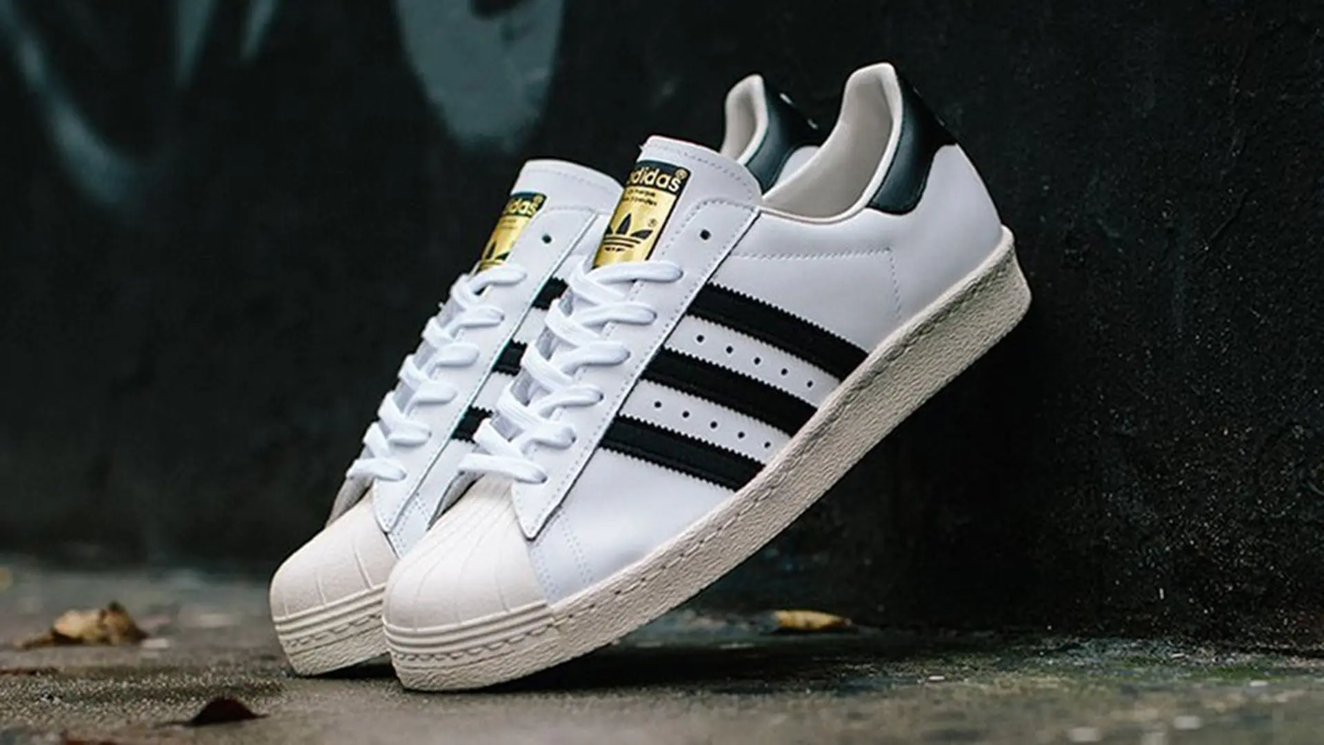 Những đôi sneaker trắng không nên bỏ qua trong tầm giá dưới 2 triệu