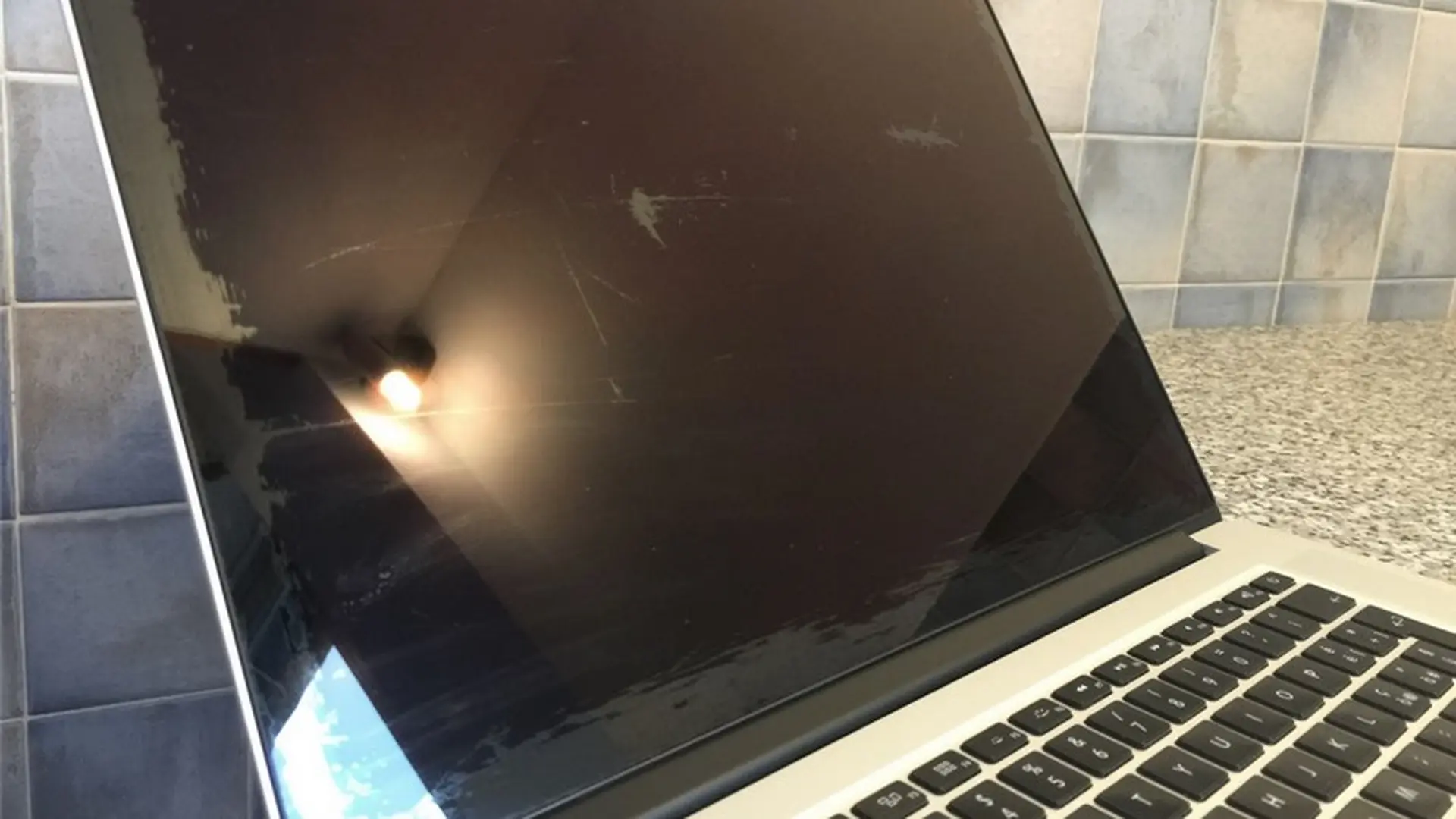 Apple tiếp tục chương trình sửa chữa lớp phủ chống chói trên màn hình MacBook Pro