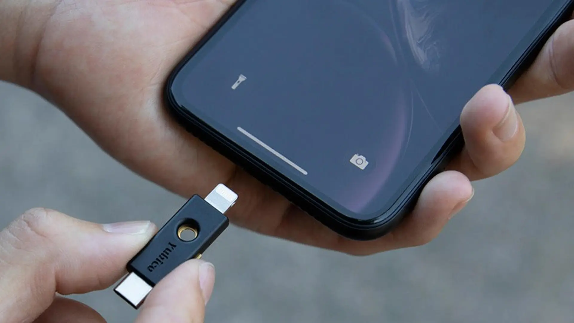 Apple bỏ cổng Lightning trên iPhone, lý do nào khiến Apple làm việc này?