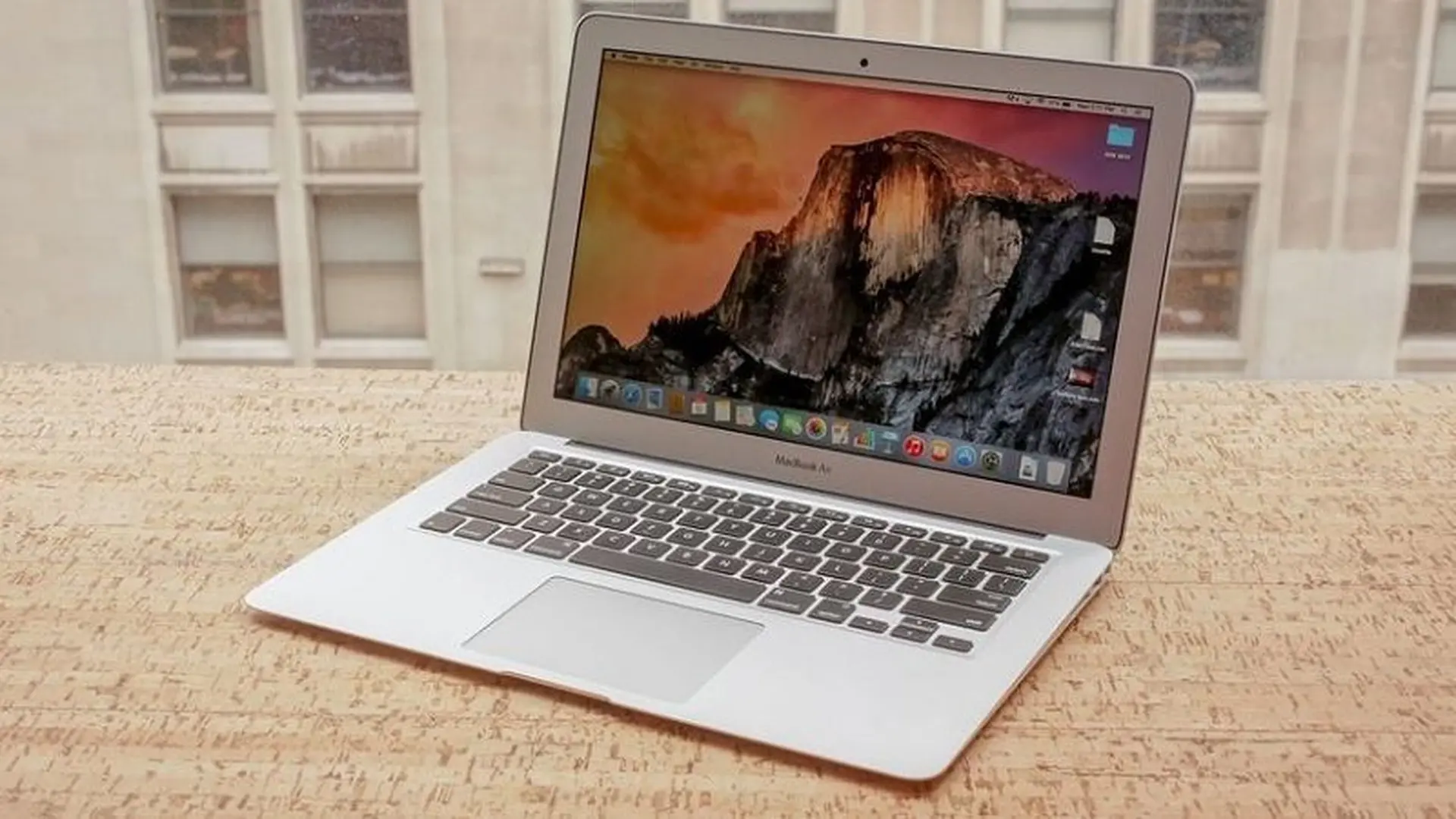 Macbook Air 13 (2017) giảm sâu chỉ hơn 20 triệu, có nên mua ngay?
