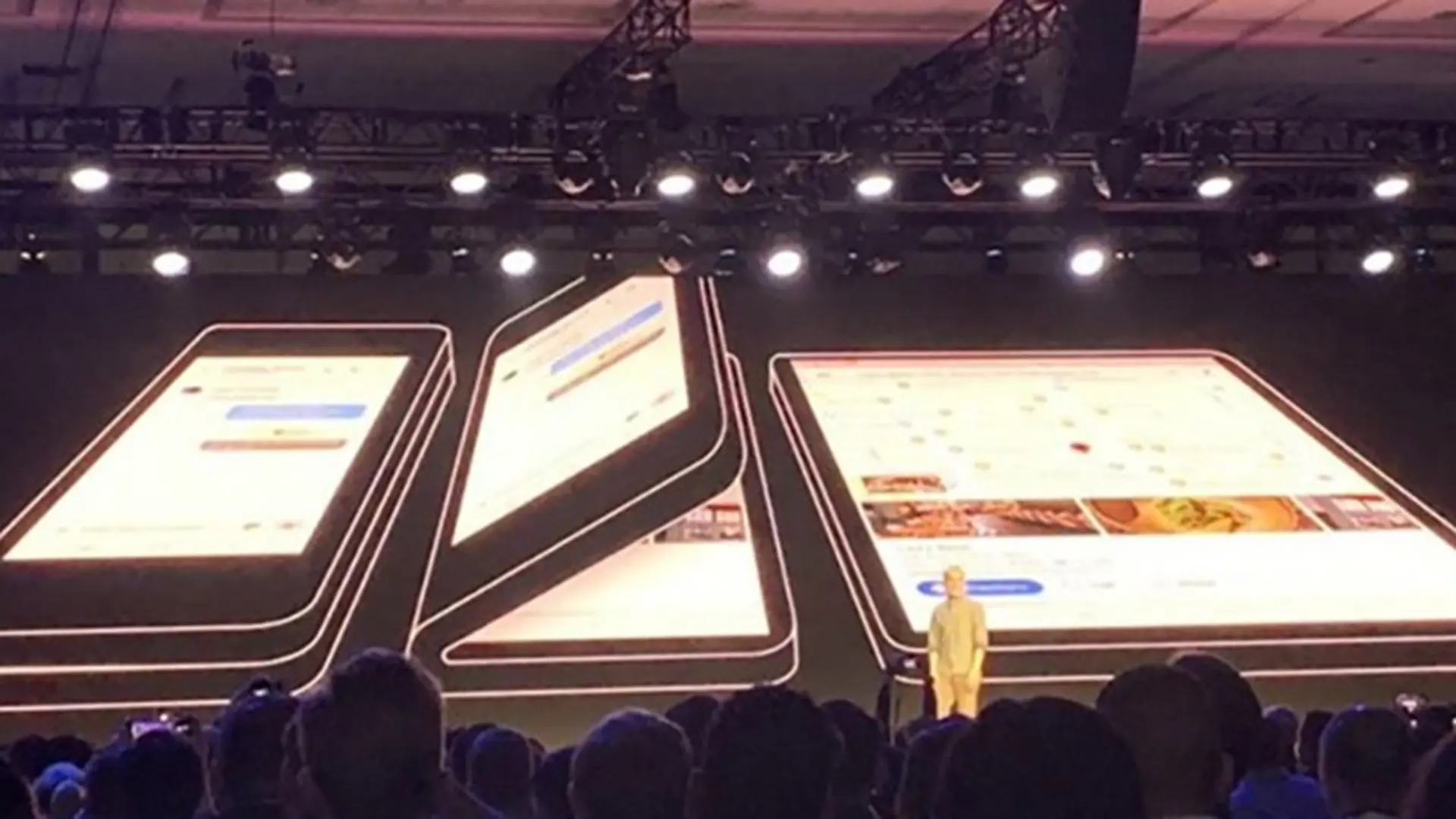 Smartphone màn hình gập Galaxy Fold của Samsung được bí mật trưng bày tại CES 2019