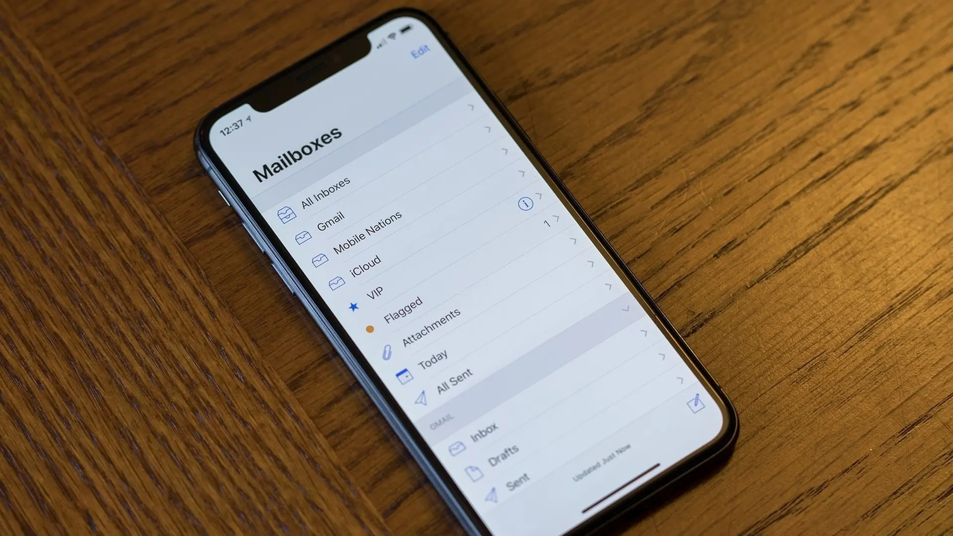 Gắn cờ và lọc các email trong ứng dụng Mail trên iPhone