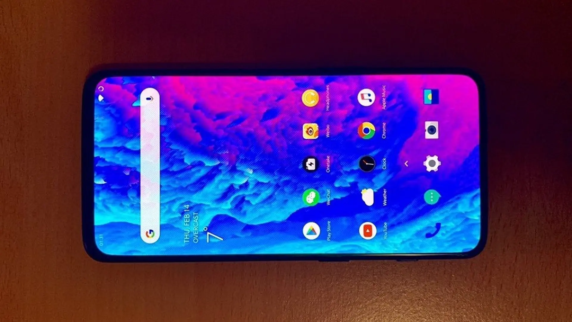 Rò rỉ những hình ảnh thực tế đầu tiên về OnePlus 7 với màn hình tràn viền toàn diện