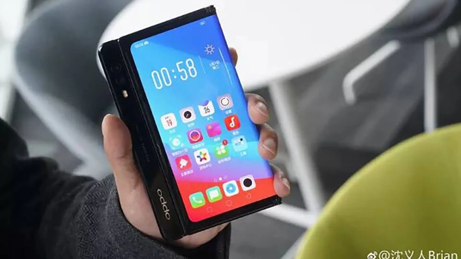OPPO bất ngờ khoe chiếc smartphone màn hình gập đầu tiên của hãng tại MWC 2019
