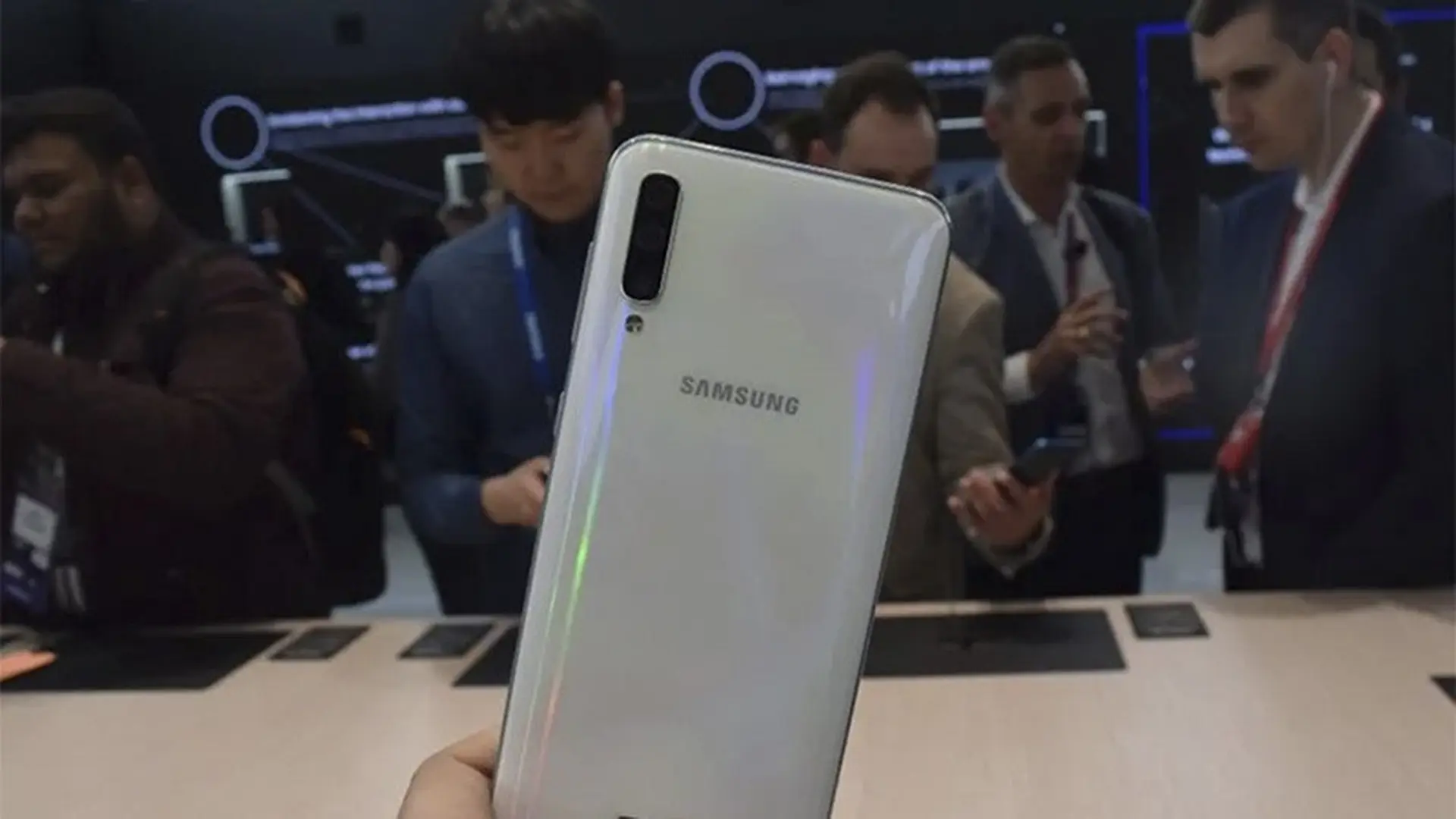 Galaxy A50 là đòn giáng cực kỳ mạnh mẽ của Samsung dành cho những hãng smartphone khác trong phân khúc tầm trung 