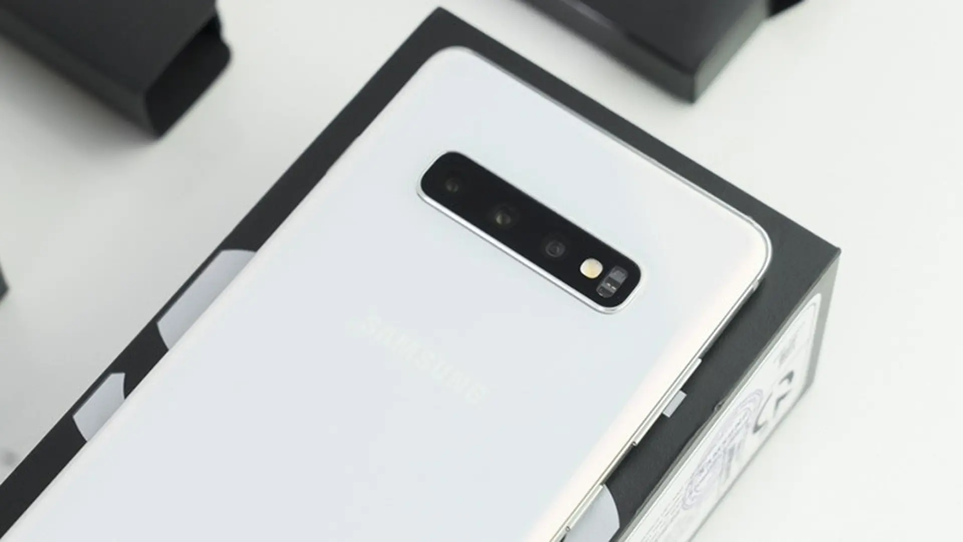 Mở hộp Galaxy S10+ phiên bản trắng ngọc trai: Xứng danh siêu phẩm trong giới smartphone