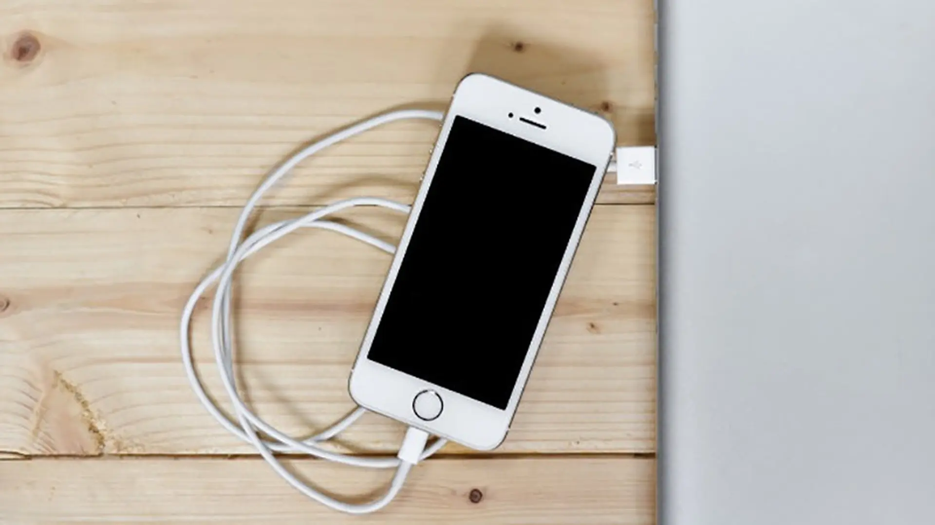 Apple bị kiện vì cố tình làm bộ sạc iPhone cũ ngưng hoạt động thông qua bản cập nhật iOS