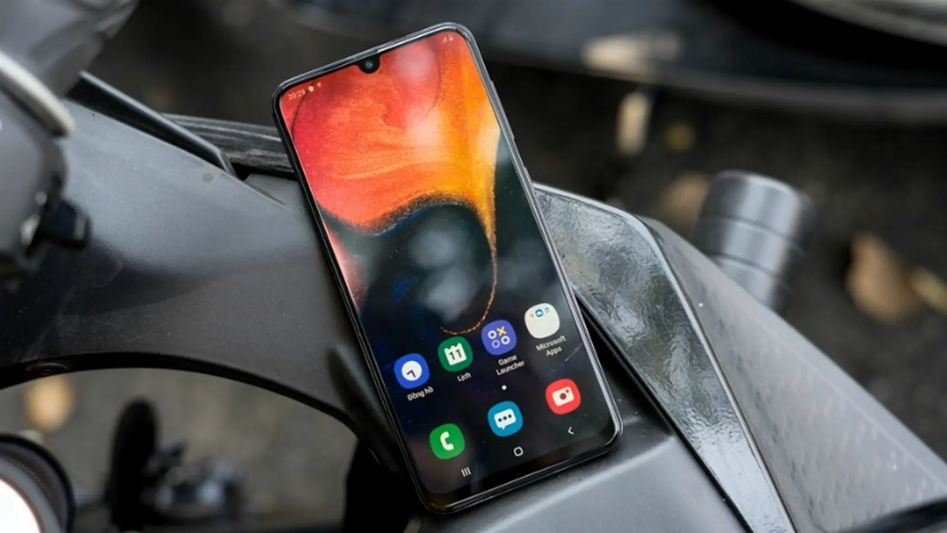 Trên tay Galaxy A50: Vân tay trong màn hình, 3 camera, pin 4000mAh có sạc nhanh, giá dưới 7 triệu