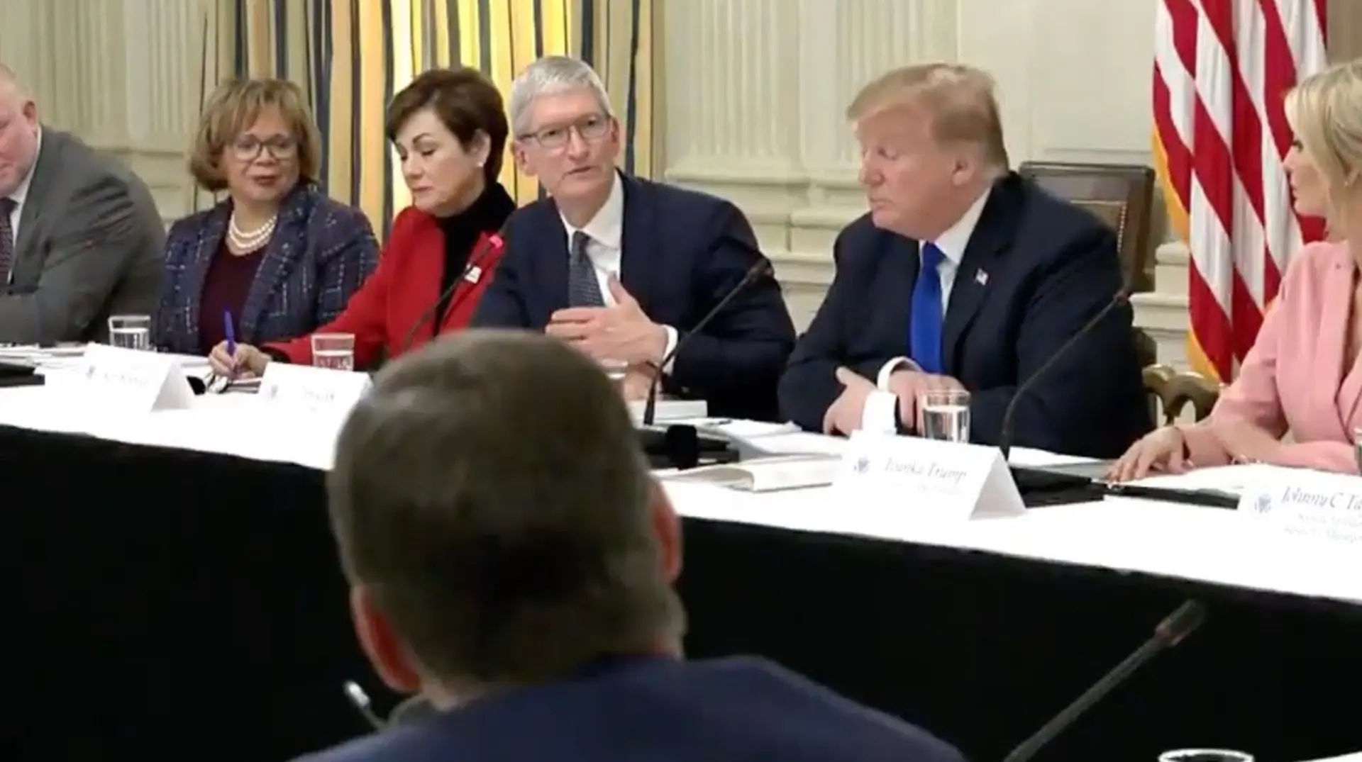 Tổng thống Mỹ giải thích vì sao gọi Tim Cook là “Tim Apple”