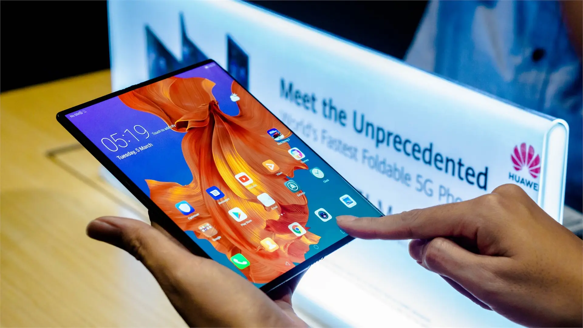 Huawei Mate X chính thức ra mắt tại Việt Nam: Smartphone màn hình gập, tích hợp công nghệ 5G nhanh nhất thế giới