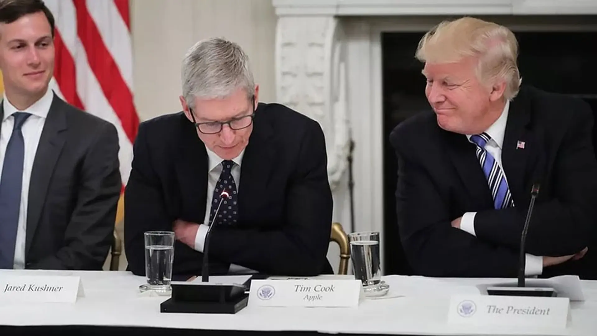 Ông Trump làm giới công nghệ bất ngờ khi gọi CEO Apple là "Tim Cook"