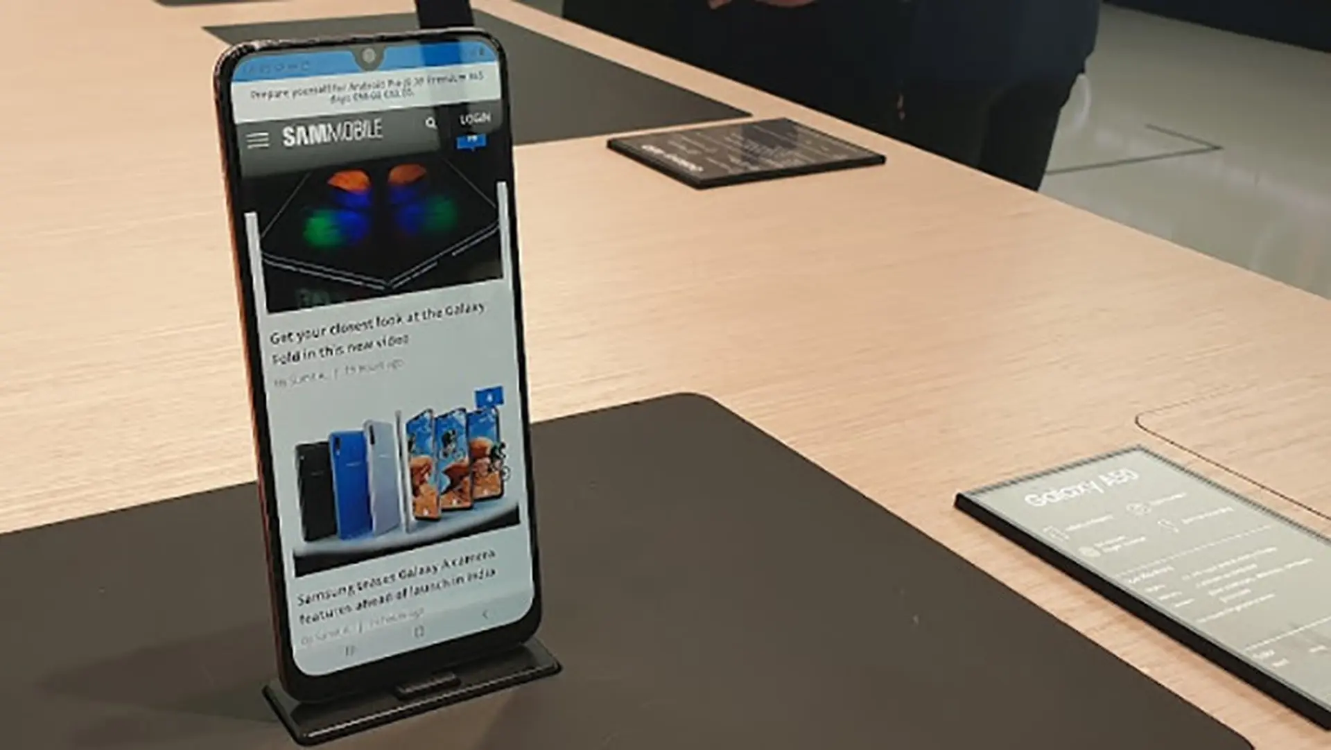 Galaxy A90, A40 và Galaxy A20e bất ngờ xuất hiện trên trang web Samsung UK, sắp ra mắt?