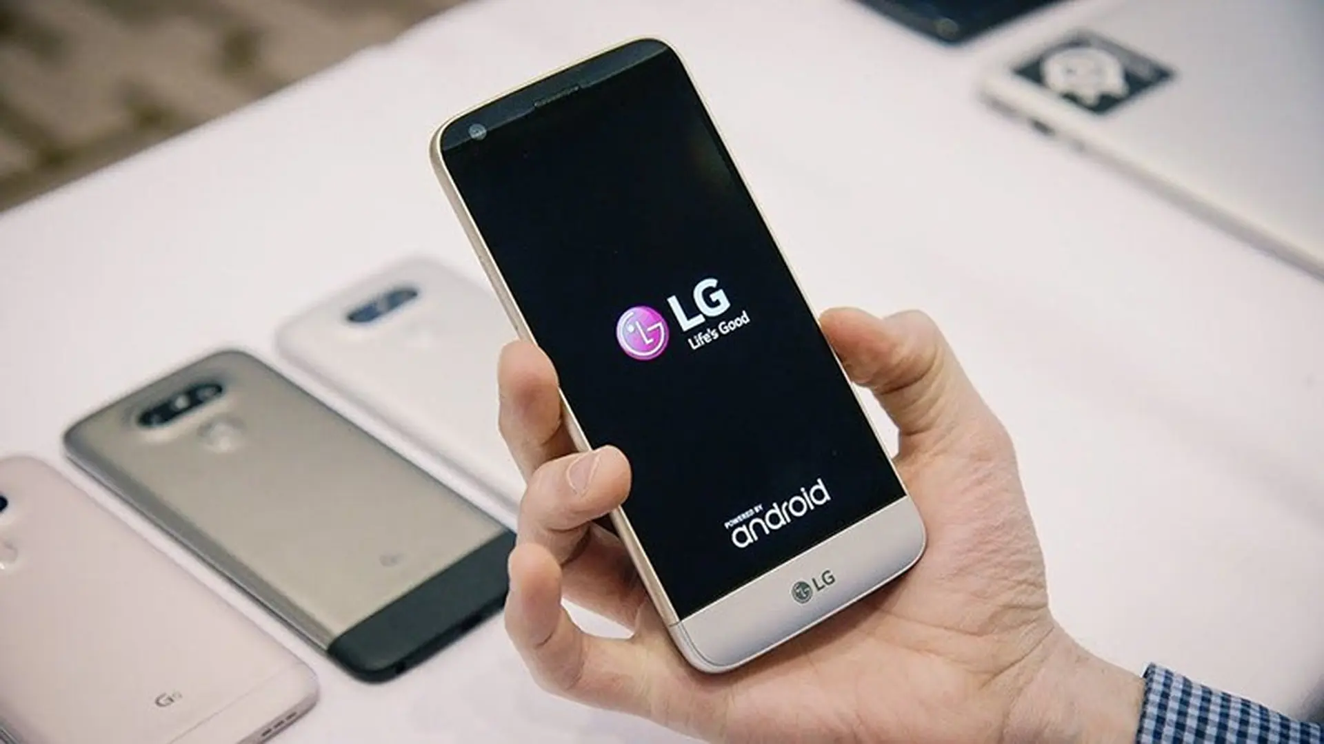Lộ bằng sáng chế cho thấy LG đang phát triển smartphone có thể kéo giãn từ nhiều hướng