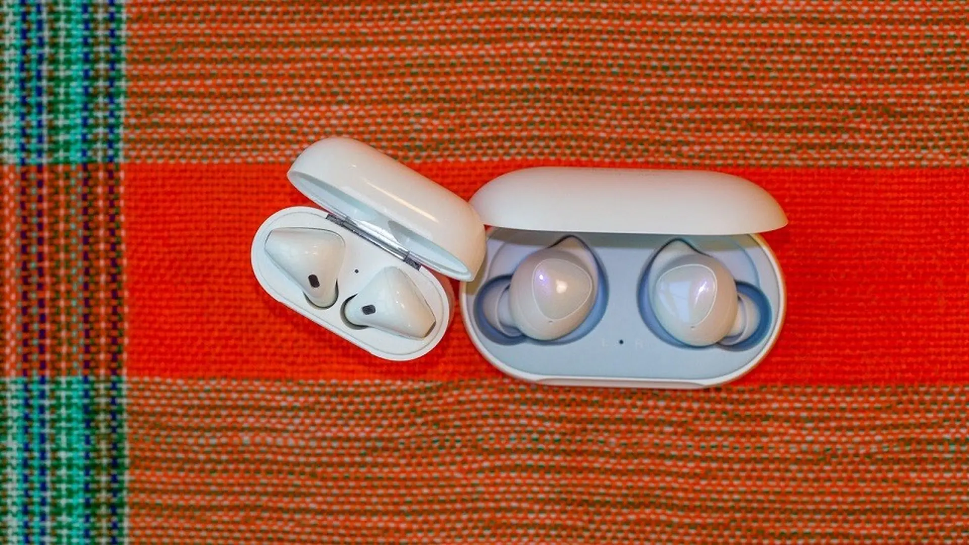 Đại chiến tai nghe không dây: Galaxy Buds và AirPods 