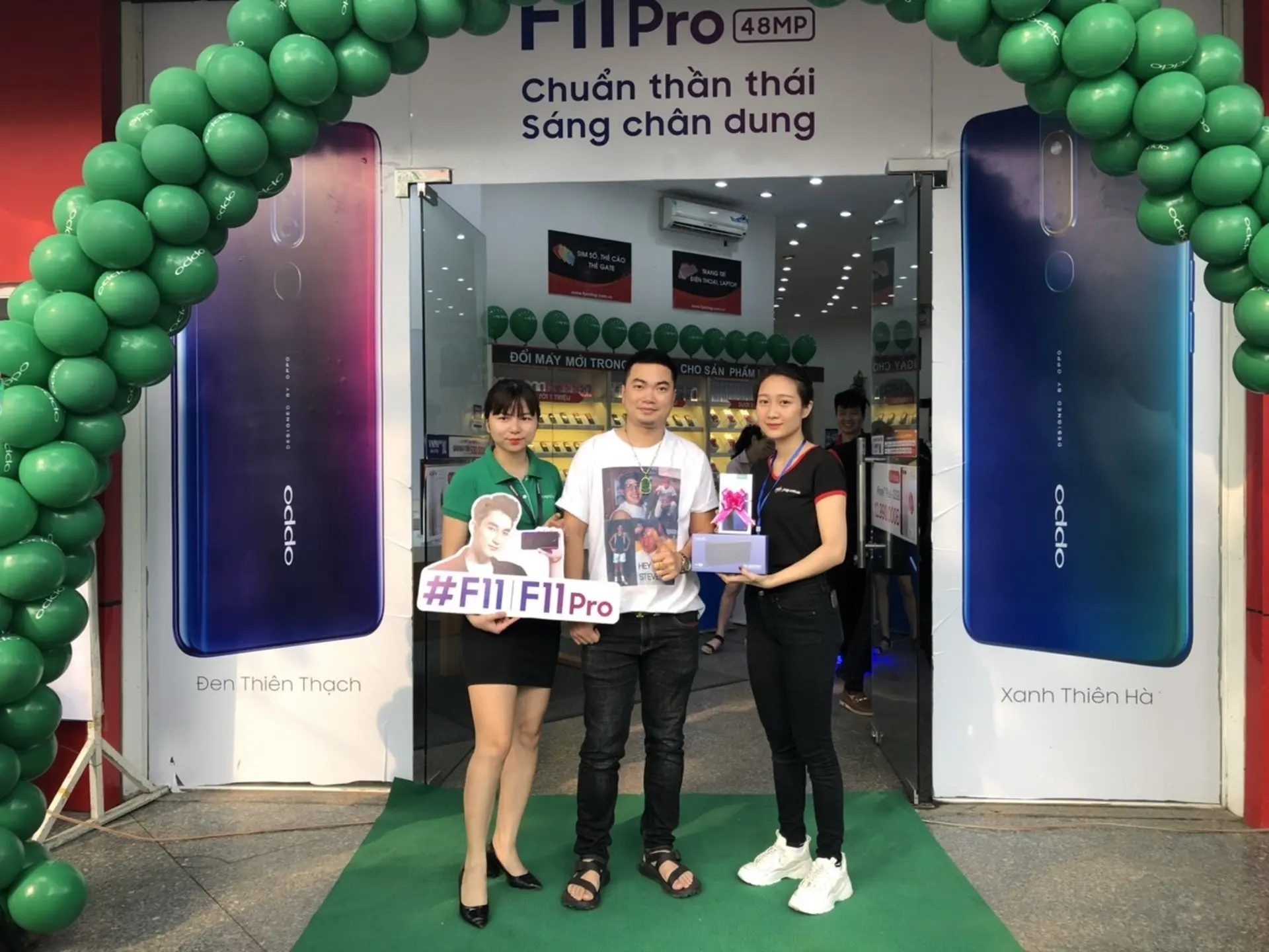 FPT Shop đông như "trẩy hội" trong ngày đầu mở bán OPPO F11 Pro