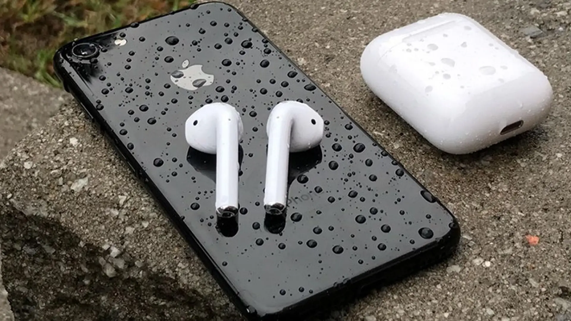 Apple AirPods có chống nước hay mồ hôi hay không?