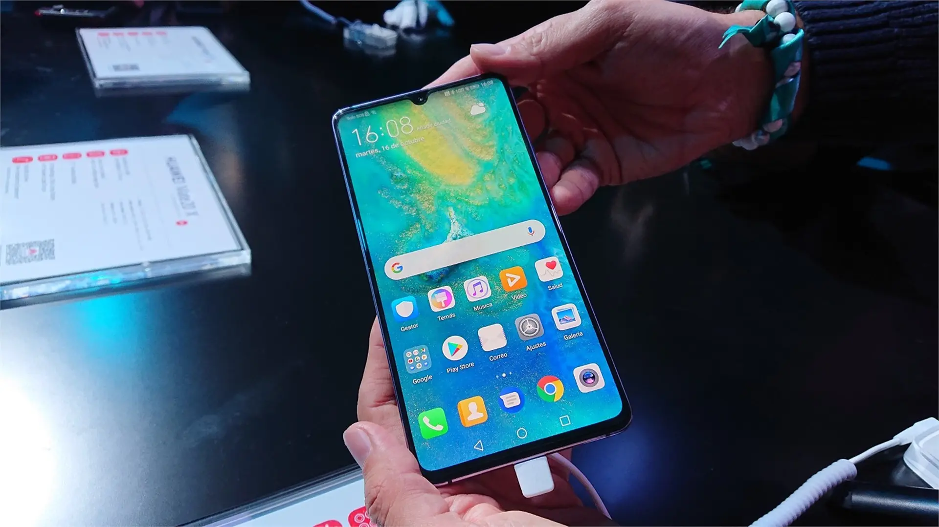Đây là hộp đựng của siêu phẩm Huawei Mate 20 X 5G