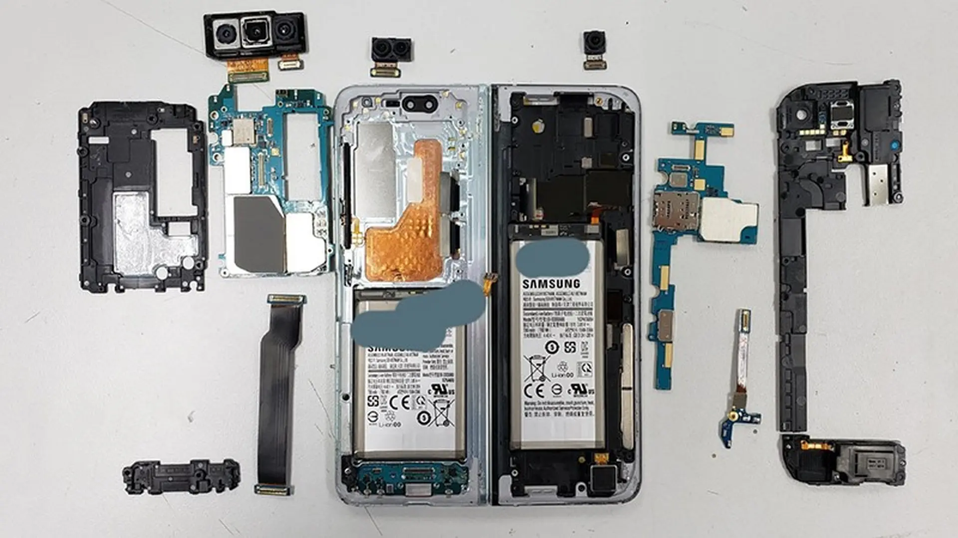 Cận cảnh màn “mổ bụng” chiếc Galaxy Fold đầu tiên trên thế giới, hé lộ nhiều chi tiết thú vị