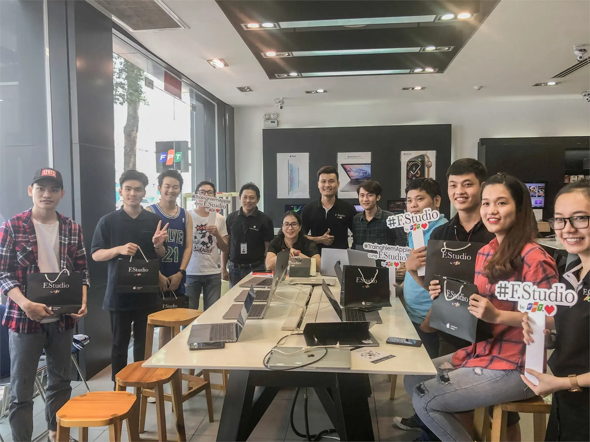 100% iFan nhận quà đặc biệt khi tham gia Test Drive tại F.Studio