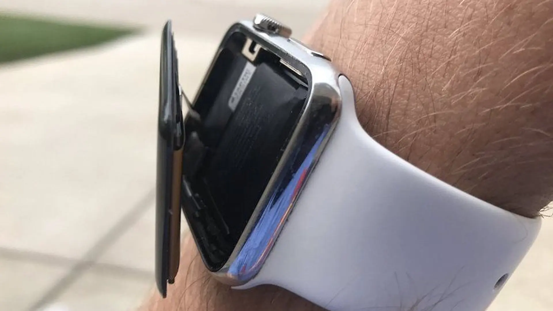 Apple đang bị kiện vì Apple Watch bị phồng pin gây nứt màn hình