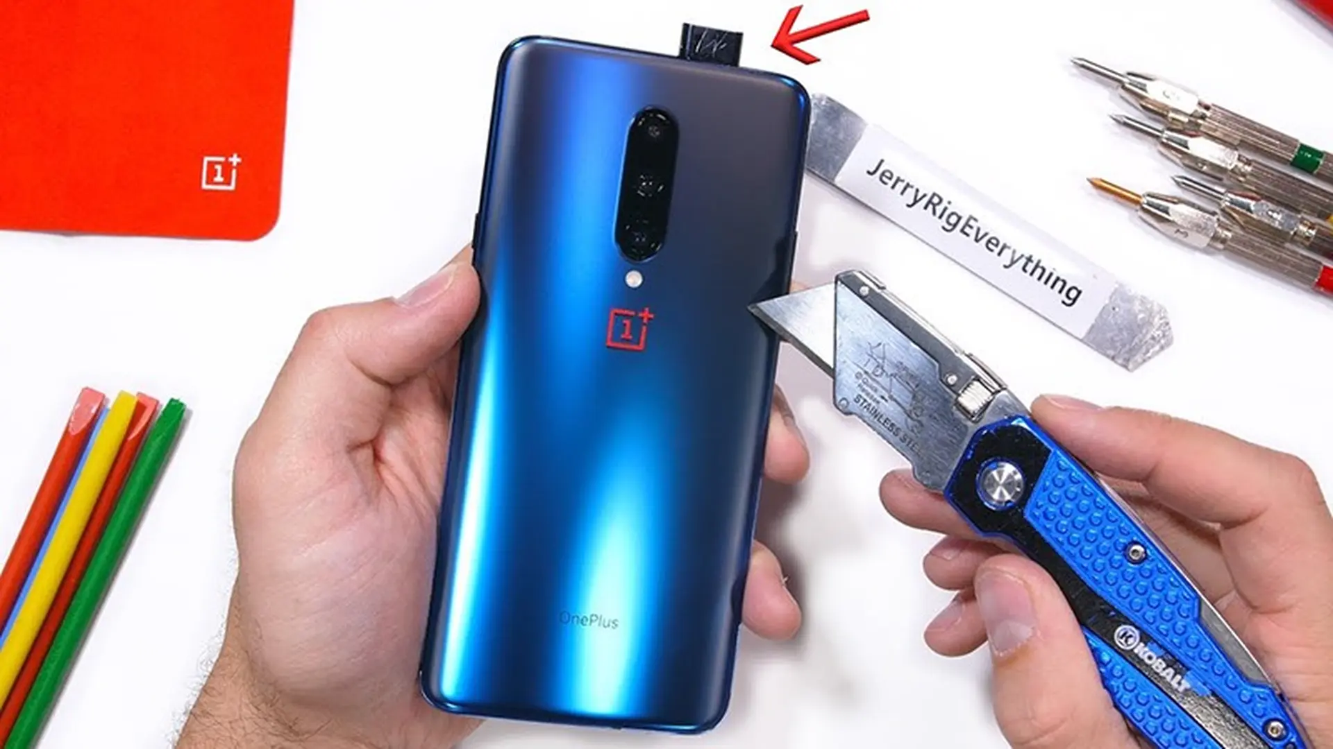 Xót xa trước màn tra tấn OnePlus 7 Pro bằng dao rọc giấy, hơ lửa và bẻ cong không thương tiếc