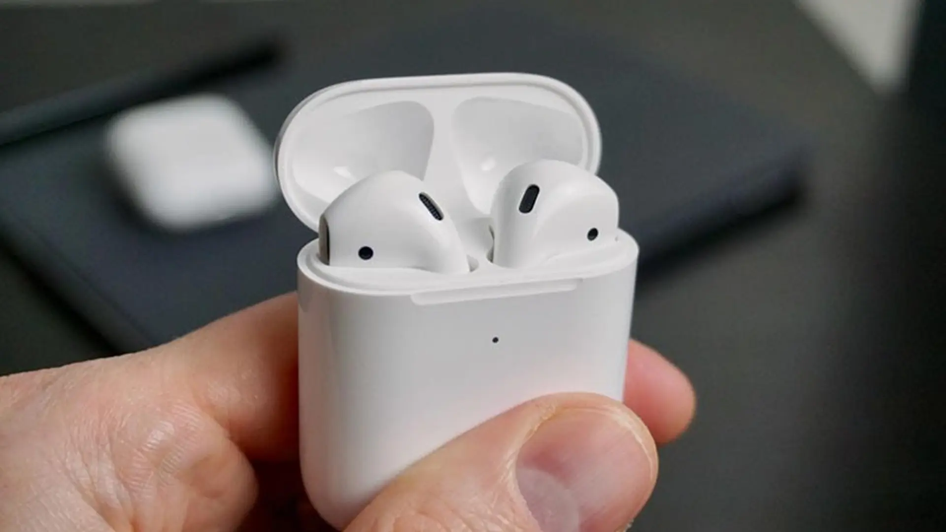 Thanh niên đeo AirPods đi ngủ, sáng dậy thấy bụng phát ra nhạc