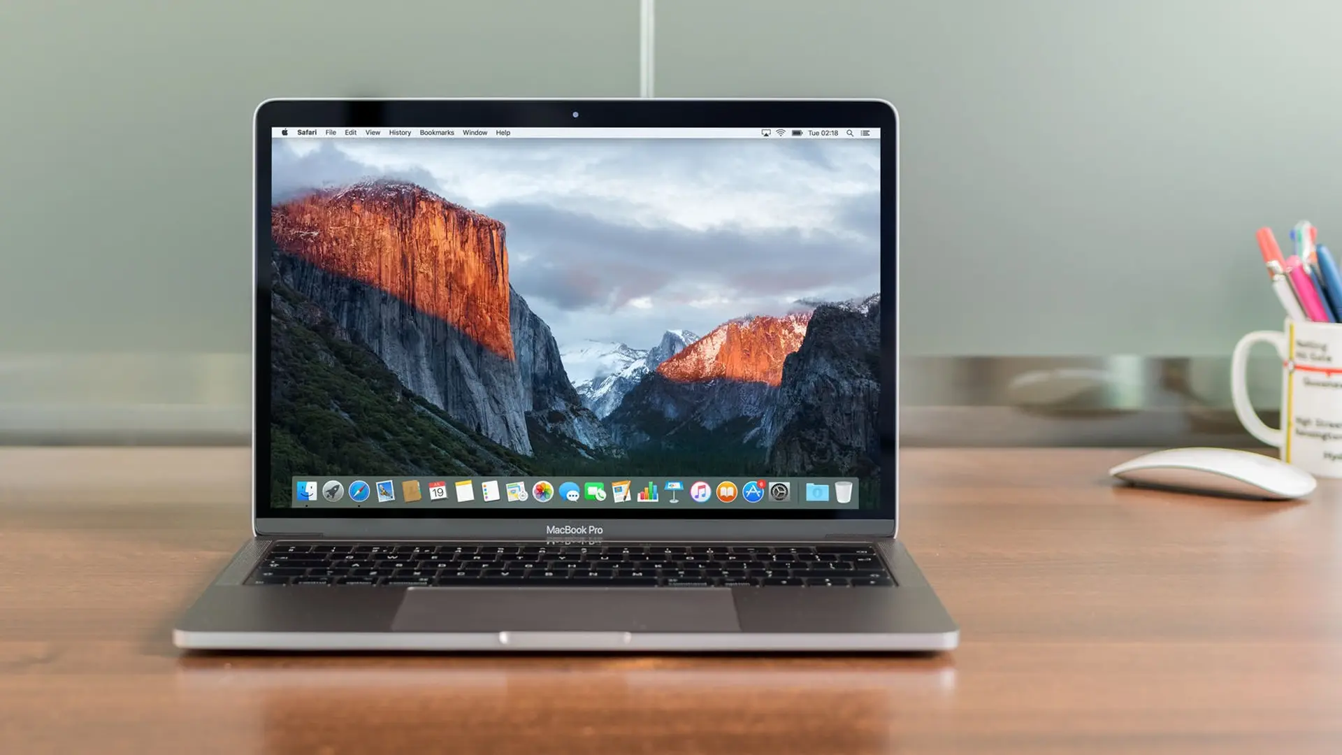 Cuối năm nay hoặc đầu năm sau, MacBook Pro màn hình OLED sẽ trình làng