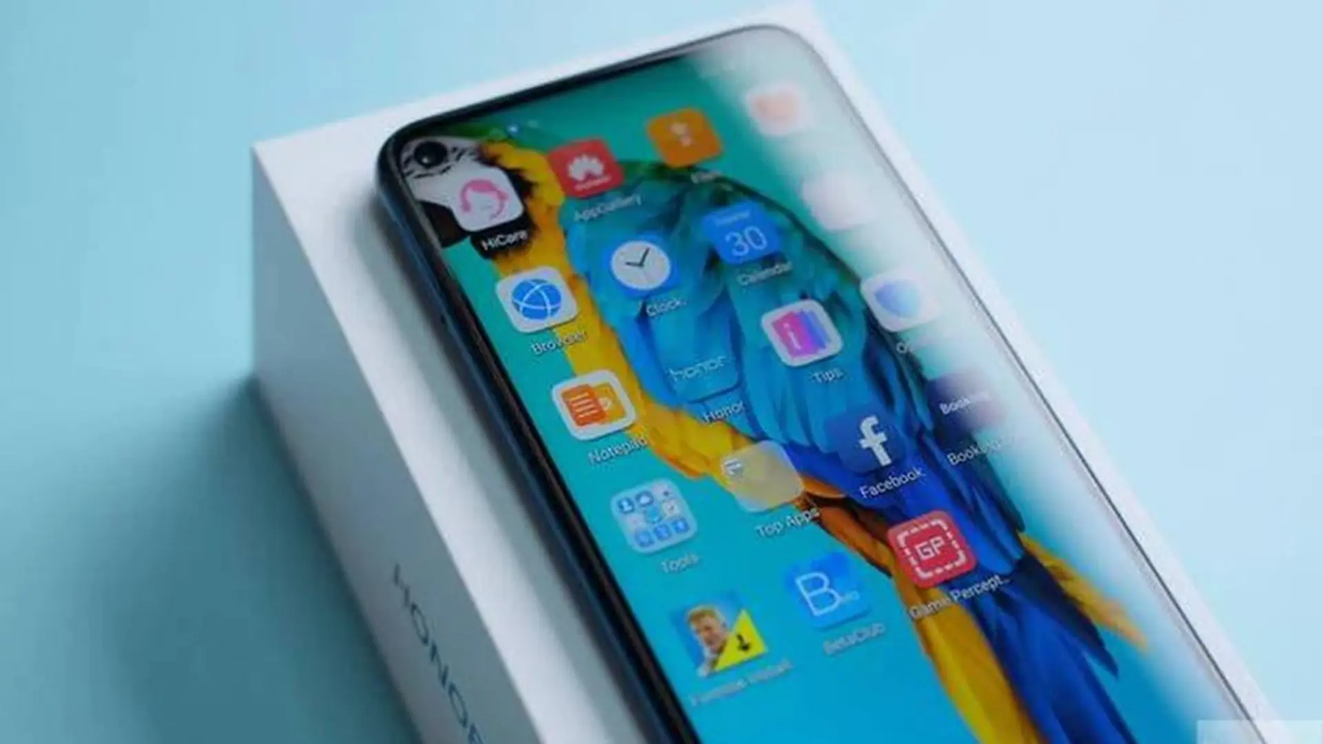 Honor 20 Pro bất ngờ lộ ảnh thực tế với màn hình đục lỗ, 4 camera sau