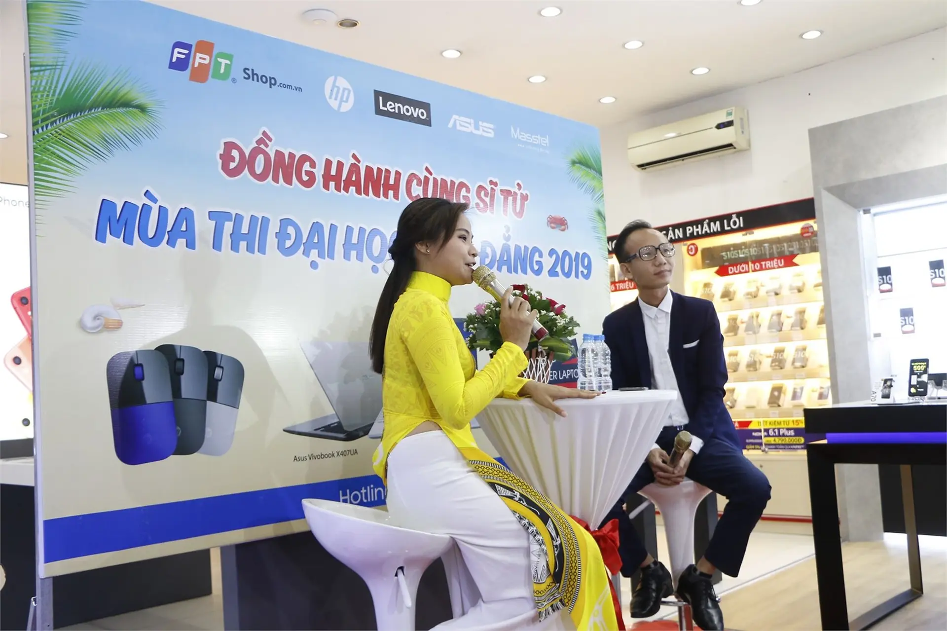Mặc mưa gió, đông đảo các bạn sĩ tử vẫn đến tham dự talk show tại FPT Shop