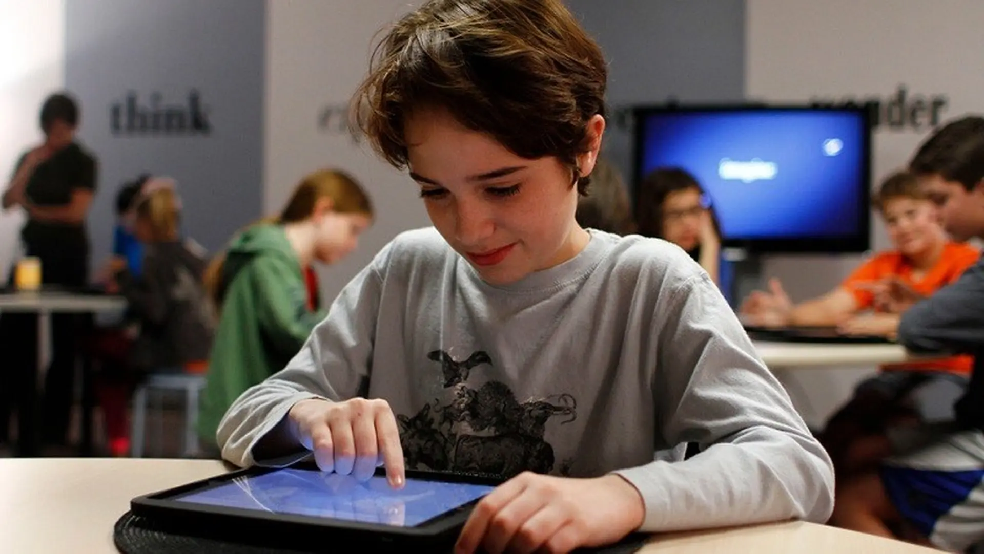 Apple: iPad đang giúp học sinh và giáo viên trong các lớp học đa ngôn ngữ