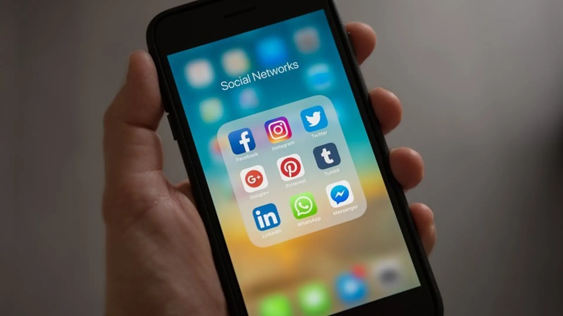 Điều khiển iPhone bằng các cử chỉ VoiceOver