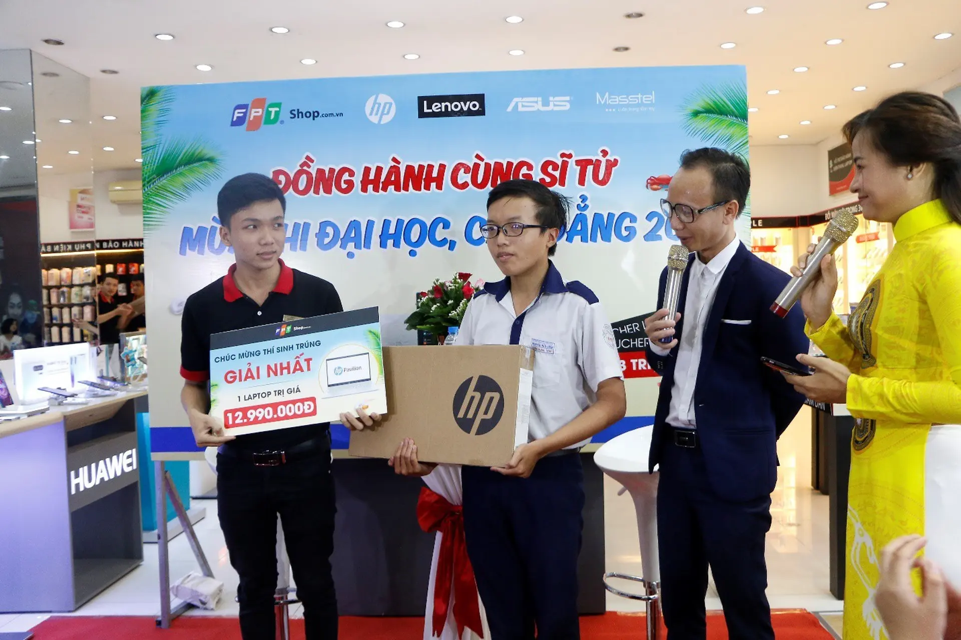 Đã có 2 sĩ tử nhận laptop trong chương trình “Giảm nhiệt mùa thi” tại FPT Shop