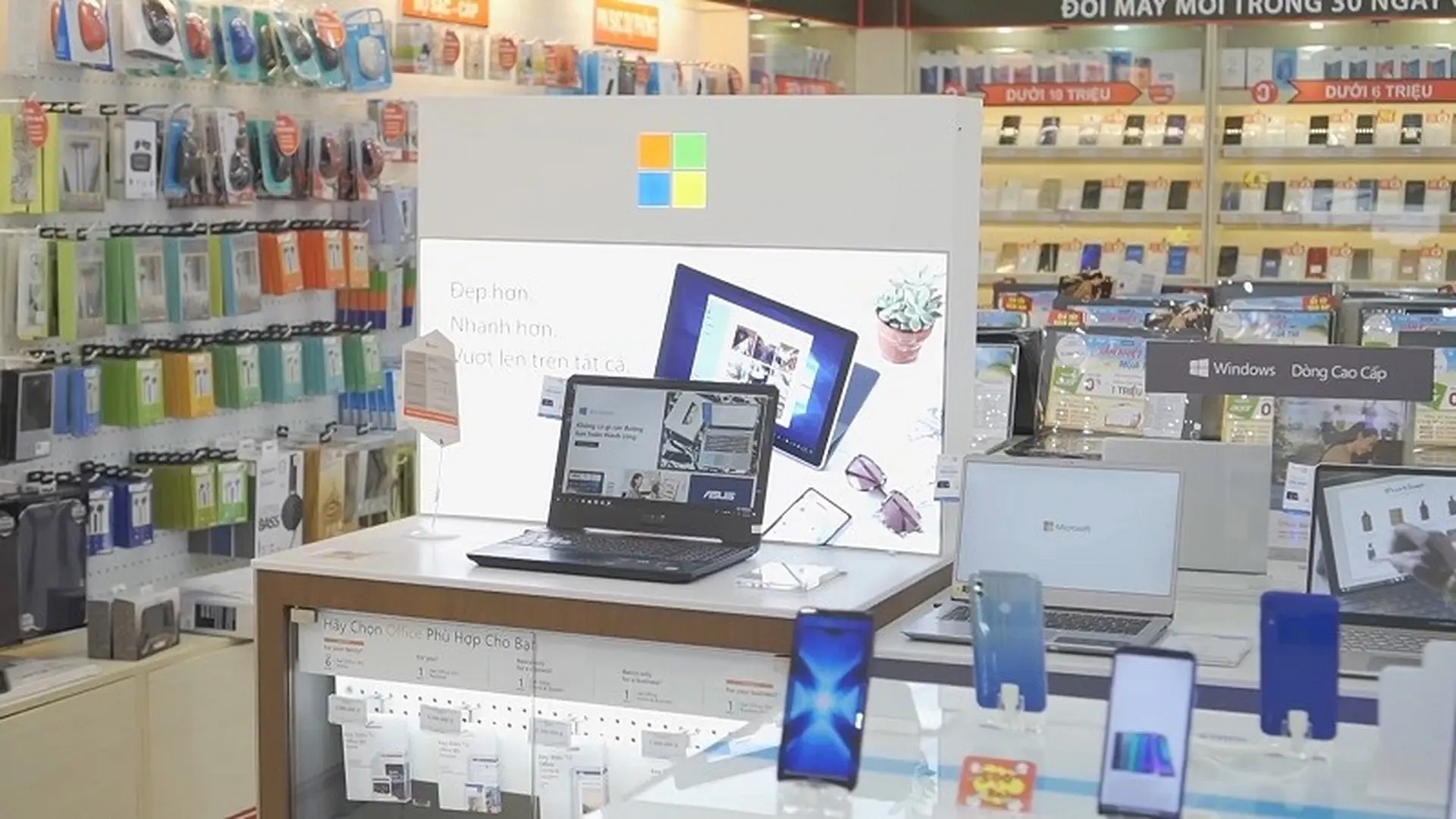 Tận tay sờ, tận mắt nhìn, tận tai nghe nhiều mẫu laptop cực xịn cùng FPT Shop