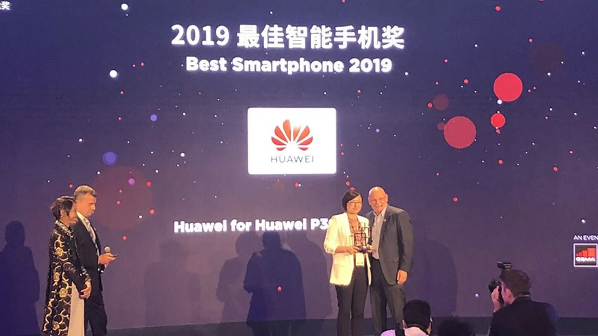 Huawei P30 và P30 Pro nhận giải thưởng cho điện thoại thông minh tốt nhất của năm