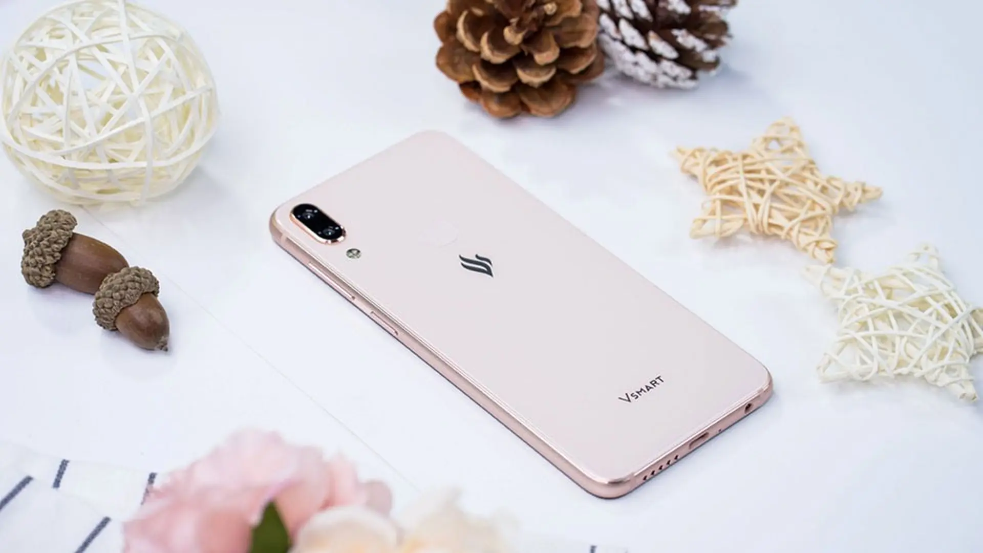 FPT Shop tặng 30 voucher nghỉ mát Vinpearl khi mua smartphone Vsmart