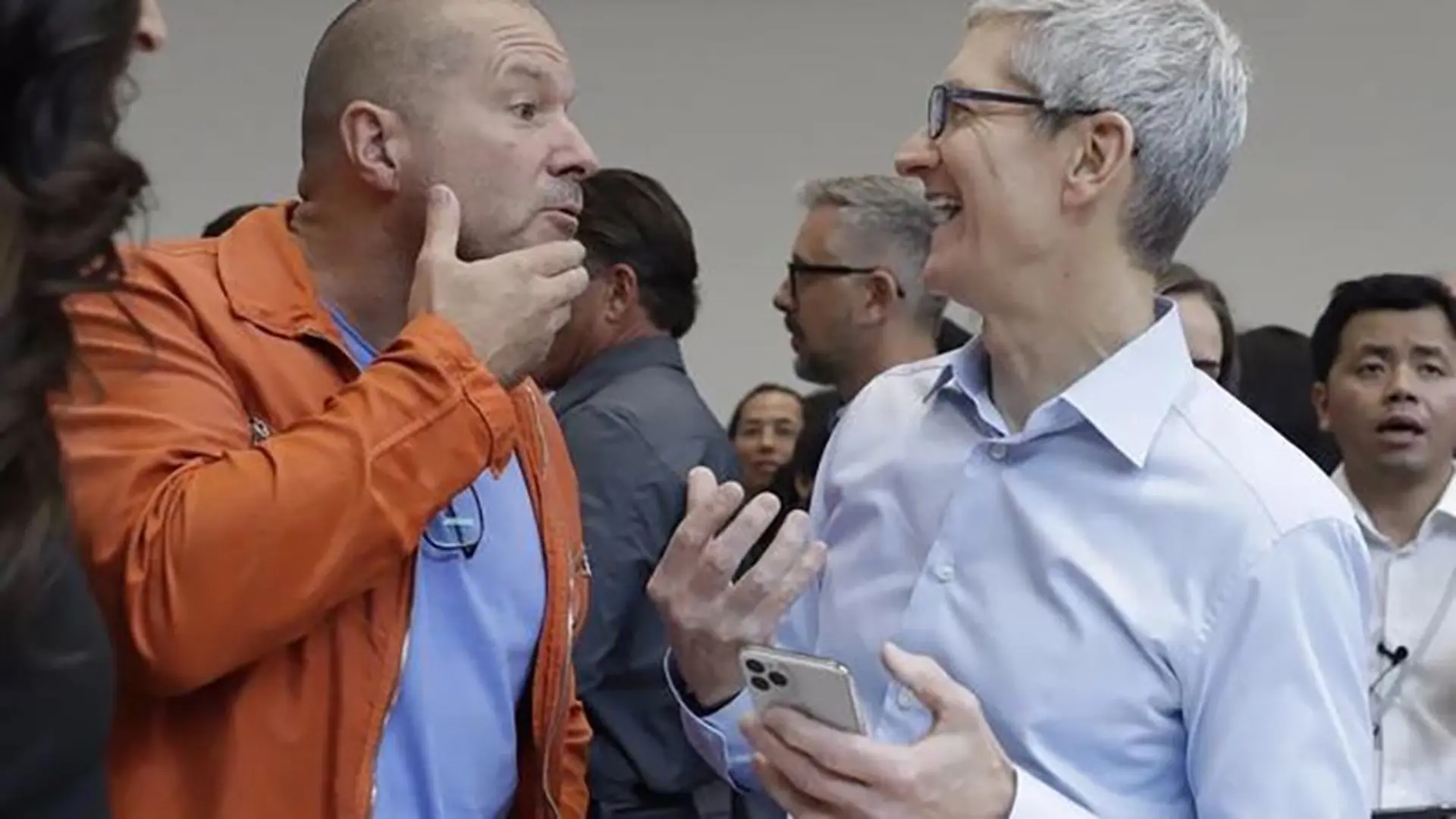 Bức ảnh Tim Cook cầm iPhone 11 trên tay thực ra chỉ là sản phẩm Photoshop