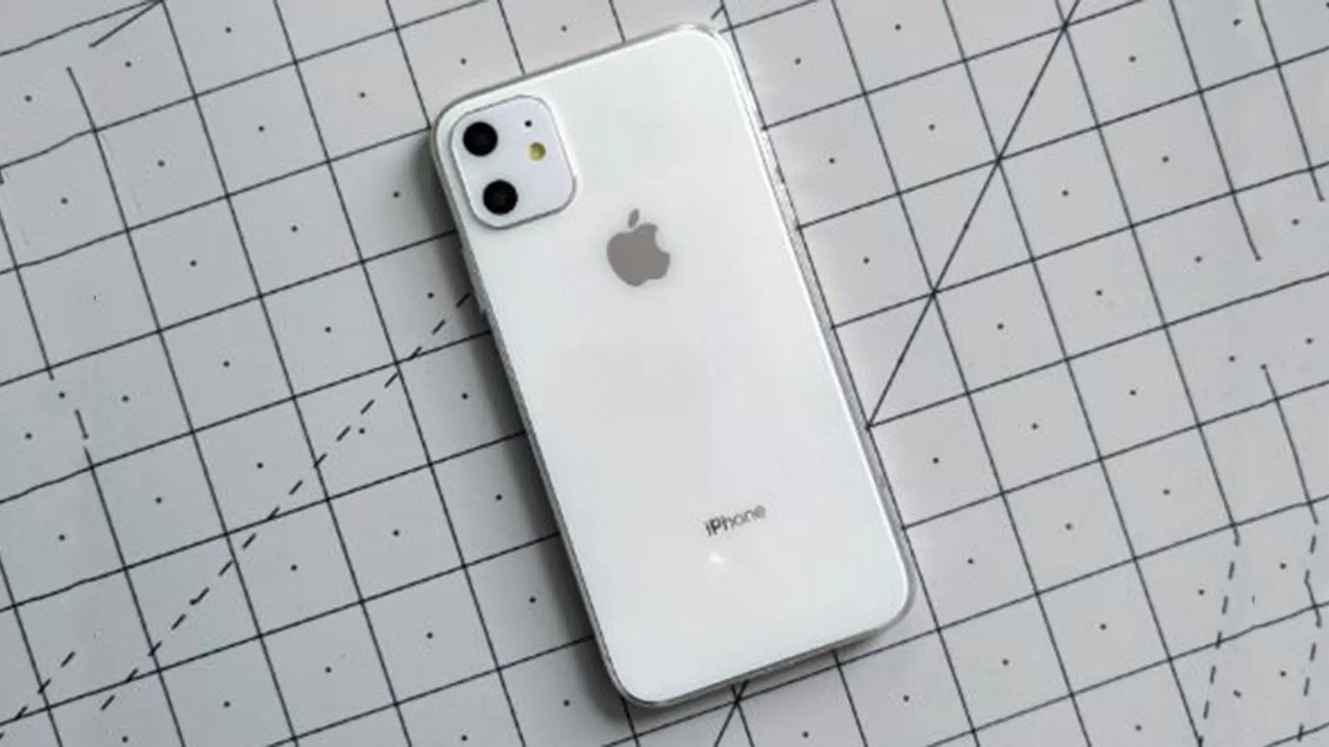 Ngắm video trên tay iPhone 11R bản dựng trắng tinh khôi