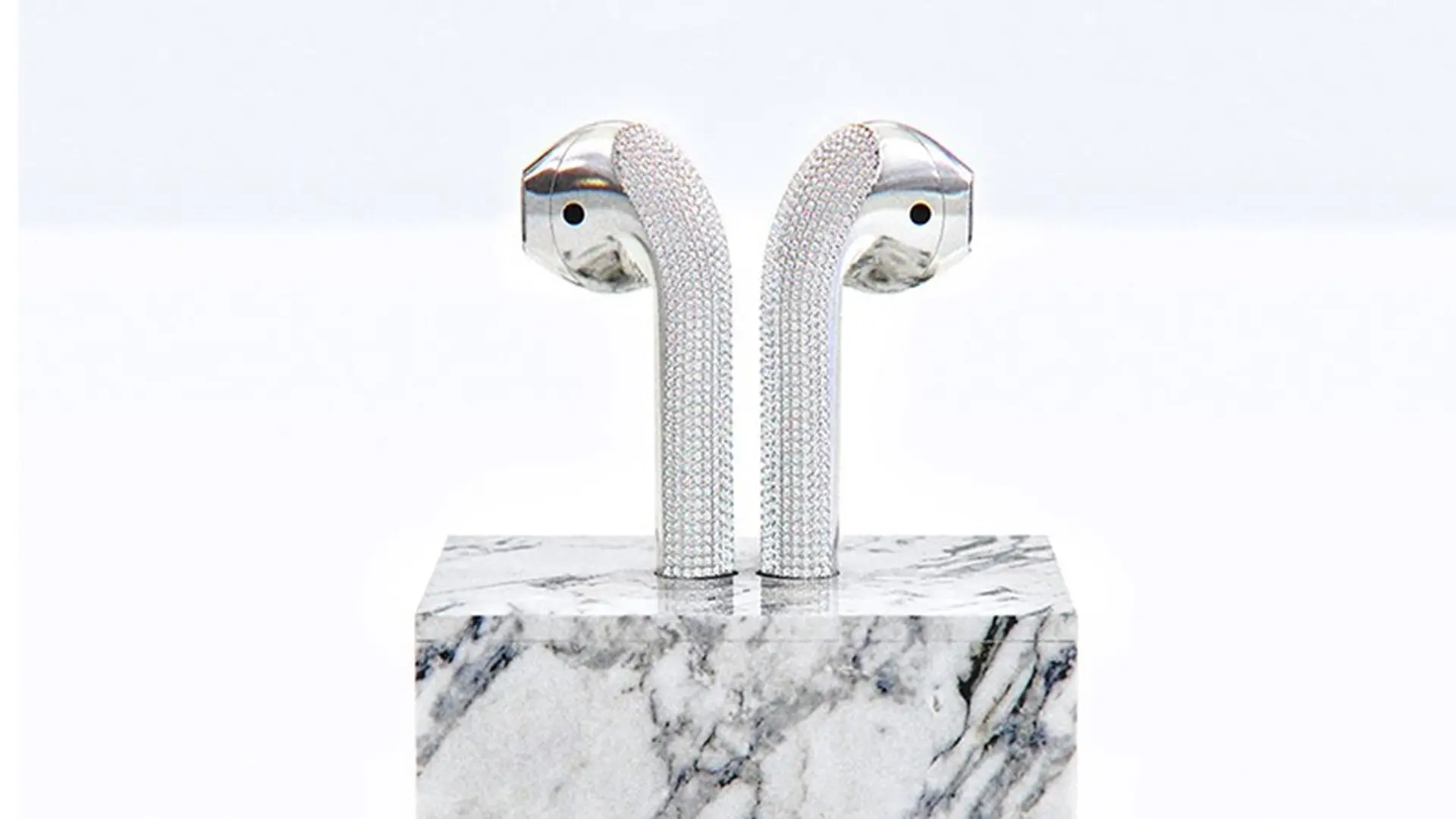 Mời ngắm phiên bản tai nghe AirPods đính kim cương, giá 20,000 USD