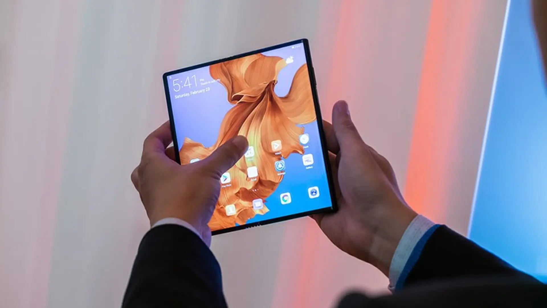 Huawei Mate X bản thương mại sẽ nhẹ hơn và có pin nhỏ hơn